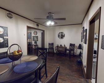 Clark Luxurious Executive Retreat - Parsons - Dining room