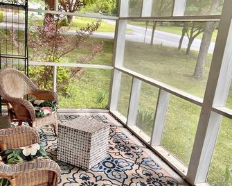 3/2 with pool; 1/4-mile neighborhood walk to Swamp Rabbit Trail - Travelers Rest - Balcón