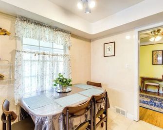 Cleveland Heights Home with Sunroom Park Across St! - Cleveland Heights - Dining room