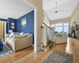 Northport Bay Beach Getaway - Northport - Living room