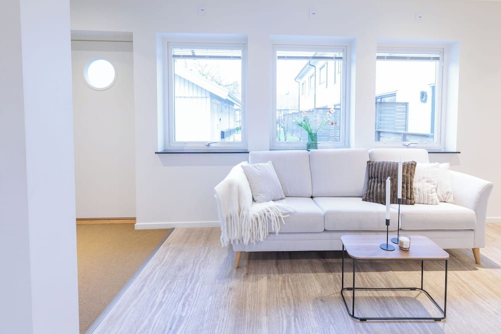 Easy Livin' Apartment Hotel