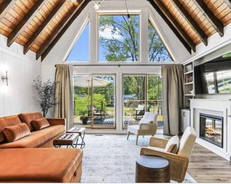 Enjoy everything Lake Geneva has to offer in gorgeously remodeled Fontana home! - Fontana-On-Geneva Lake - Living room