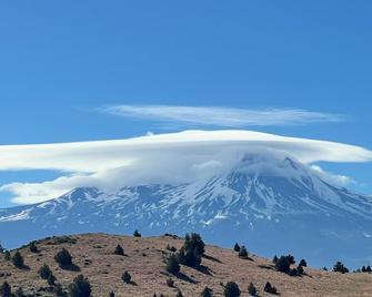 Yreka home near Mt. Shasta - 이레카