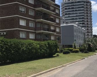 Excelente ubicación, luminoso y cómodo - بونتا ديل إست - مبنى