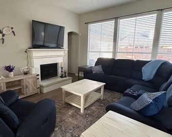 Cowboys Game Day Getaway Near AT&T Stadium with Pool - Mansfield - Вітальня