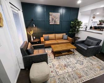 Rustic, cozy home on a quiet street on the east side of Terre Haute. - Terre Haute - Living room