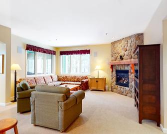Spacious, Family-Friendly Condo w/ Free Ski Shuttle, Shared Pool, Hot Tub Access - Jeffersonville - Living room