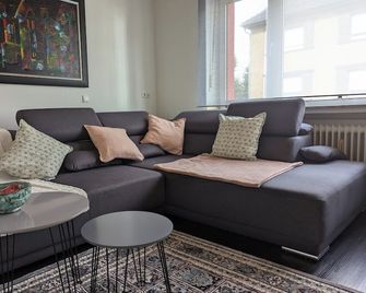 Charmantes Kleines Gaestehaus Pia, Zentr - Bedburg - Wohnzimmer