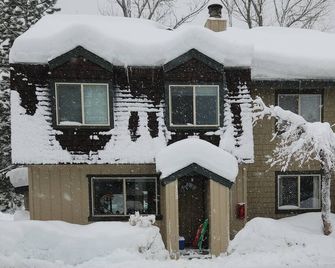 Tahoe City Meadowfront Townhouse ~ Family Getaway! - Tahoe City - Building