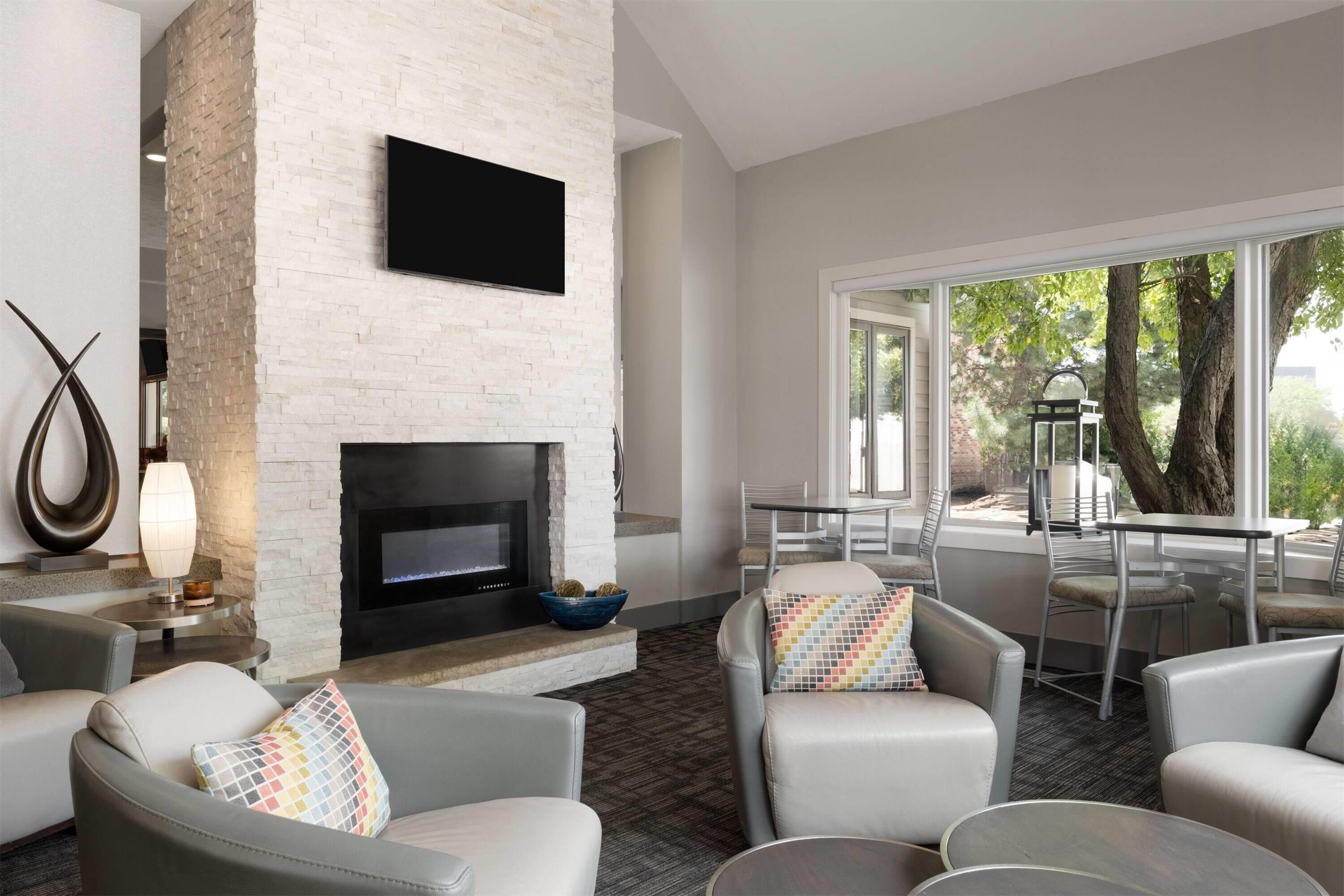 Eastland Suites Hotel & Conference Ctr, Trademark by Wyndham - Bloomington - Wohnzimmer