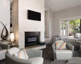 Eastland Suites Hotel & Conference Ctr, Trademark by Wyndham - Bloomington - Wohnzimmer