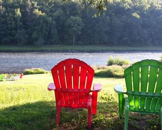 Escape-Refresh-Large Riverfront Estate-Pristine, Private, Fresh Air-90miles Gwb - Barryville - Patio