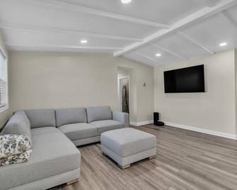 Peaceful Pet Friendly Chesapeake Escape 4 Bedroom Home - Prince Frederick - Obývací pokoj