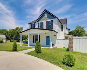 Spacious Yard, Games and Fire Pit Grove Home Rental - Grove - Edificio