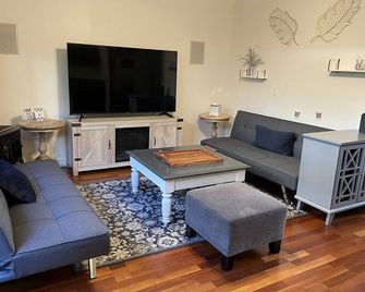 Charming Private Cottage in Napa Downtown - Napa - Living room