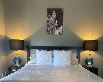 Modern condo with jacuzzi in the heart of downtown. - Wabasha - Bedroom