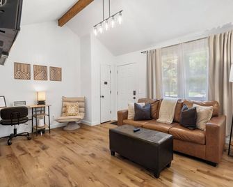 Cozy&Quiet Modern Retreat - Near Hwy 65 - Fully Fenced Yard - Springfield - Living room