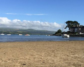 Harbour-Side Apartment In Porthmadog With Stunning Views - Porthmadog - Beach