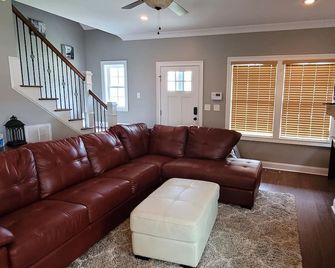 Spacious deluxe house for you, your family and friends - Charlotte - Living room