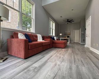 Spacious 3-level townhome with Chef's Kitchen + WiFi in marvelous Stone Mountain - Stone Mountain - Living room