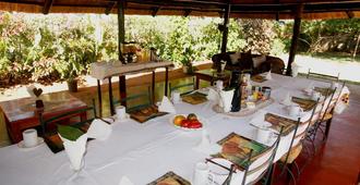 Wild Trekkers Lodge - Victoria Falls - Restaurante