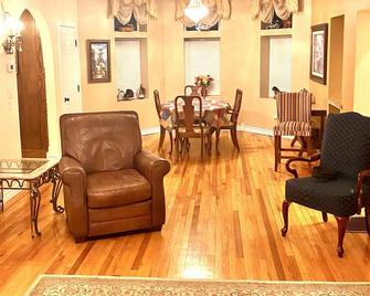 Tara House - Pueblo - Living room
