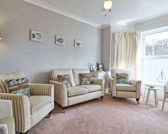 Walton Beach Holiday Lets - Walton-on-the-Naze - Living room