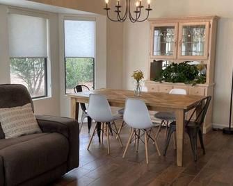 Vista Retreat - Country Club Estates - Sierra Vista - Dining room