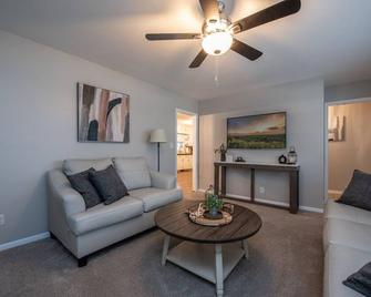 Small Town America Conveniently Located 30 Minutes from Downtown Kansas City, Missouri - Platte City - Living room