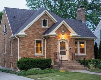 Historic Cottage- Luxury and Charm- Gas Fire Place- Patio- Freshly Renovated - Elgin - Gebouw