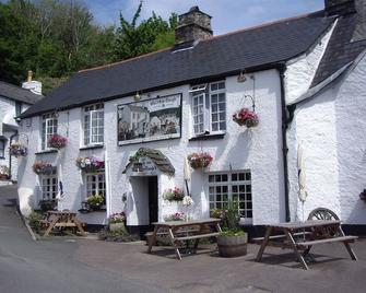The Who'd Have Thought It Inn - Yelverton - Innenhof