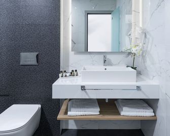 V Luxury Suites - Perama - Bathroom