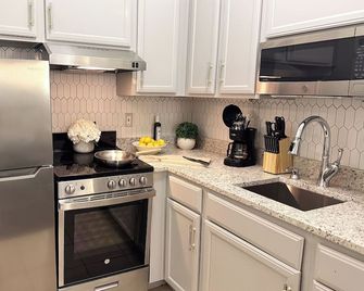 Athens Hotel Suites - Houston - Kitchen