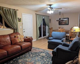 North Carolina Mountain Home - Spruce Pine - Living room