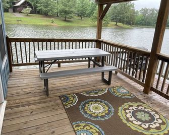 Waterfront Tiny Fishing Cabin -30 minutes from Chattanooga - Rising Fawn - Balcony