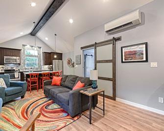 Hummingbird Hideaway - Your Home Away From Home! - Greenville - Living room