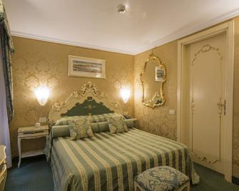 Hotel Becher - Venice - Bedroom