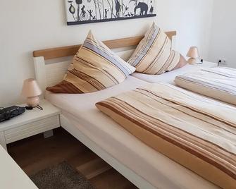 Holiday home with 2 bedrooms and private garden - Kaisersesch - Спальня