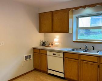 Charming 2BR/1BA, W/D, kitchen, patio, 20 min to WSU - Colfax - Kitchen