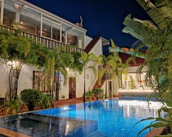Golden Bakong Boutique - Ciudad de Siem Riep - Piscina
