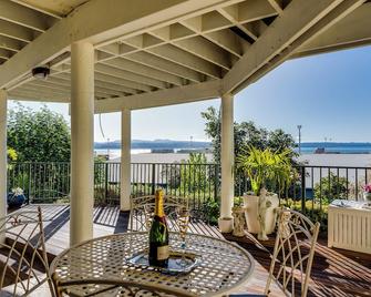 Maison Blue - Chic Garden Apartment - Napier - Balcony
