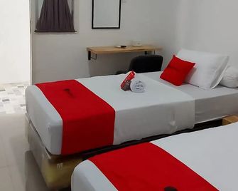 レッドドアーズ シャリア ニア RSUD ザイノエル アビディン バンダ アチェ - バンダ・アチェ - 寝室