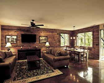 Directly On Cheyenne Creek Central Air Built In 2021 50 Amp Ev Charger - Colorado Springs - Living room