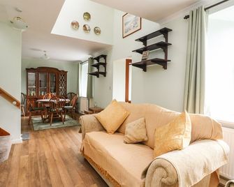 6 Lowlands, Pet Friendly, Country Holiday Cottage In Arisaig - Arisaig - Living room