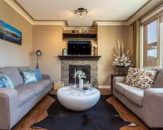 Cozy & Luxurious Ridge Home - including 2nd suite - Cochrane - Olohuone