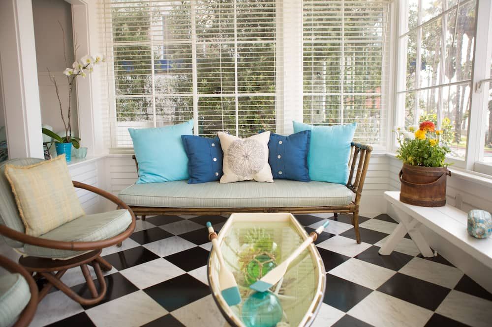 4 bedroom 4 bath family villa across Ocean Ave. from the Pacific Ocean. - סנטה מוניקה - סלון