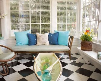 4 bedroom 4 bath family villa across Ocean Ave. from the Pacific Ocean. - סנטה מוניקה - סלון