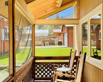 Gowdy Suite 1, King Bed, Hot Tub, Screened Porch, Free wifi. - Lake City - Balcony