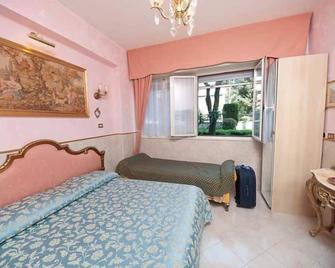 Babri Simintaj - Rome - Bedroom