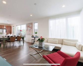 Costa Mesa Cozy Retreat, Modern and Smart Home - Costa Mesa - Living room